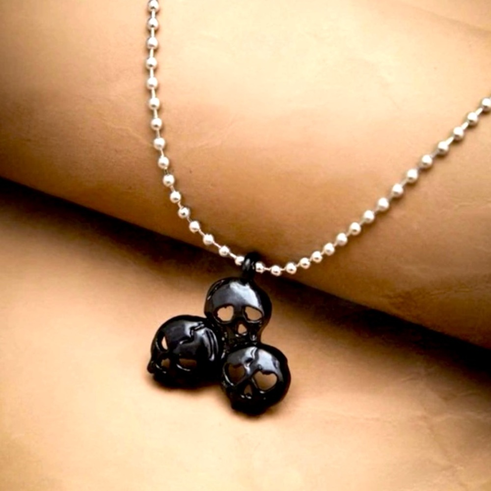 💥NWT💥 Black Skulls Pendant